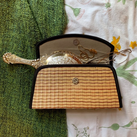 Adorable woven Straw Clutch - Picture 1 of 4
